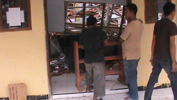 Ruang Gedung SD Roboh, Untungnya Murid dan Guru Selamat