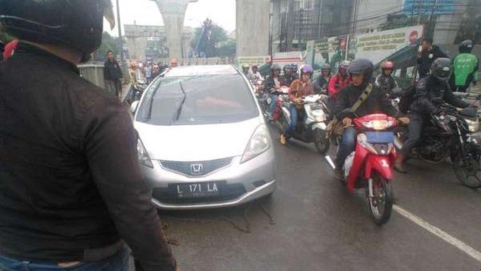 Honda Jazz Terbalik di Tendean, Lalin Macet Parah