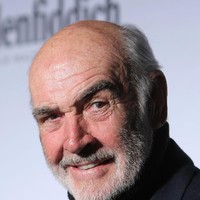 Sean Connery yang meninggal dunia pada 2020 tidak meninggalkan warisan sepeser pun untuk anaknya. Semasa hidup, pemeran James Bond ini menyatakan tidak akan memasukkan putranya sebagai ahli waris untuk memberinya pelajaran hidup. “Saya ingin putra saya menghasilkan uang sendiri dan bukan dari harta ayahnya,” tuturnya dalam wawancara pada 2007 silam. Foto: Getty Images