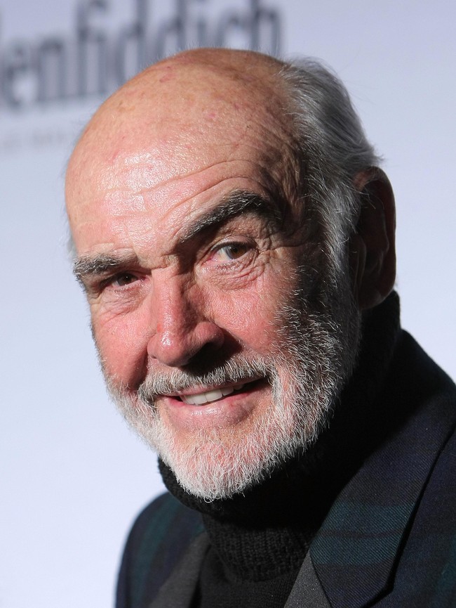 Sean Connery yang meninggal dunia pada 2020 tidak meninggalkan warisan sepeser pun untuk anaknya. Semasa hidup, pemeran James Bond ini menyatakan tidak akan memasukkan putranya sebagai ahli waris untuk memberinya pelajaran hidup. “Saya ingin putra saya menghasilkan uang sendiri dan bukan dari harta ayahnya,” tuturnya dalam wawancara pada 2007 silam. Foto: Getty Images