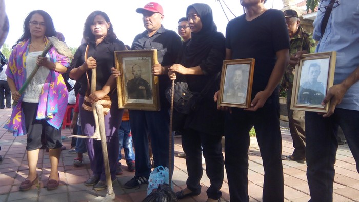 Eksekusi Ditunda, Warga Zeni Mampang Sujud Syukur di TMP Kalibata