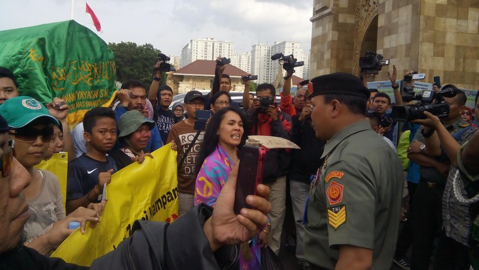 Protes Rumahnya Hendak Digusur, Warga Mampang Mau Bongkar Makam di TMP Kalibata