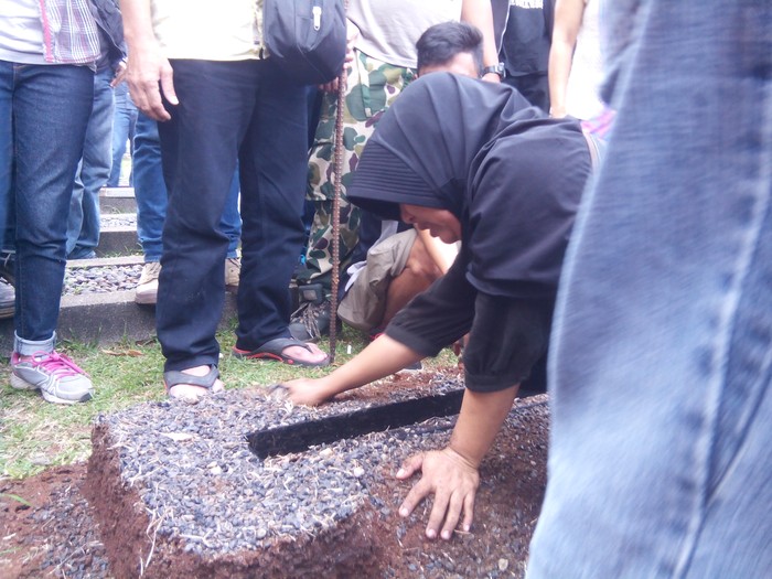 Belasan Warga Masih Bertahan di TMP Kalibata, Tunggu Kabar Positif