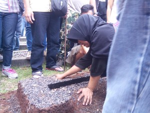 Ahli Waris yang Coba Bongkar Makam di TMP Kalibata Jatuh Pingsan