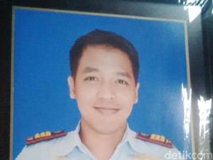 Kapten Dwi Tinggalkan Istri dan Dua Anak Balita, Pelayat Mulai Berdatangan
