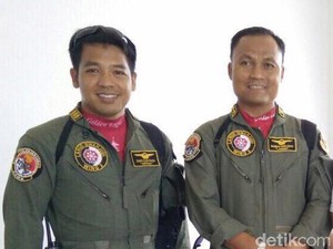 Foto Kenangan Letkol Marda dan Kapten Dwi Sebelum Terbangkan Golden Eagle