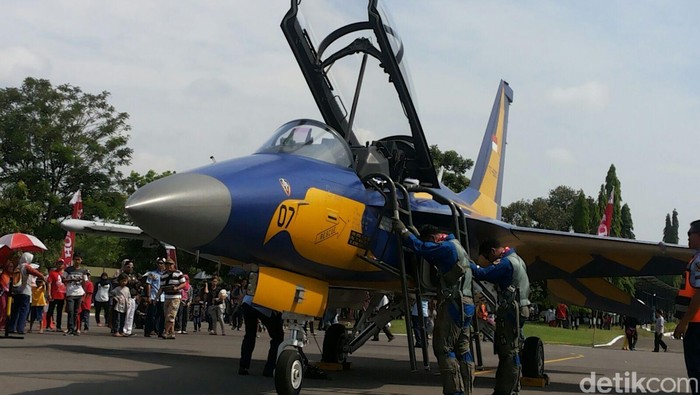 Letkol Marda pilot T50i Golden Eagle berdoa dengan Kapten Dwi sebelum terbang