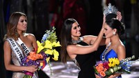 Paulina Vega memberikan mahkota itu kepada pemenang yang sebenarnya, Pia. Ethan Miller/Getty Images/detikFoto.