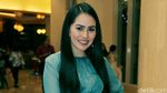 Penampilan Kartika Putri Bergaun Menerawang