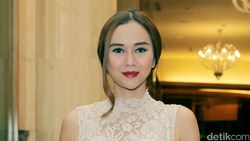 Deretan Karya-karya Aura Kasih: Film, Musik hingga Lukisan