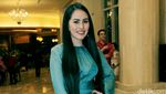 Penampilan Kartika Putri Bergaun Menerawang