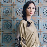 Tunic: Rama Dauhan. Pants: Jeffry Tan. Fotografer: Denny Tjan. Make-up & Hairdo: Febby Indah (Instagram: febbyindah). Stylist: Hestianingsih. Lokasi: Karumba! Rooftop Rum Bar, Mercure Jakarta Simatupang Jln. RA KARTINI NO. 18, Lebak Bulus, JAKARTA 12440. P. 6221 75 999 777. Model: Ilmira Usmanova