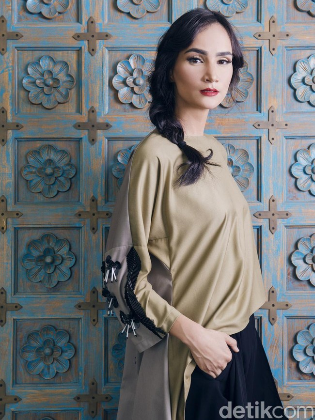 Tunic: Rama Dauhan. Pants: Jeffry Tan. Fotografer: Denny Tjan. Make-up & Hairdo: Febby Indah (Instagram: febbyindah). Stylist: Hestianingsih. Lokasi: Karumba! Rooftop Rum Bar, Mercure Jakarta Simatupang Jln. RA KARTINI NO. 18, Lebak Bulus, JAKARTA 12440. P. 6221 75 999 777. Model: Ilmira Usmanova
