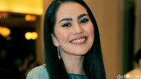 Kartika tampak sumringah.