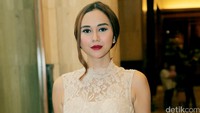 Aura terlihat anggun dan memesona.