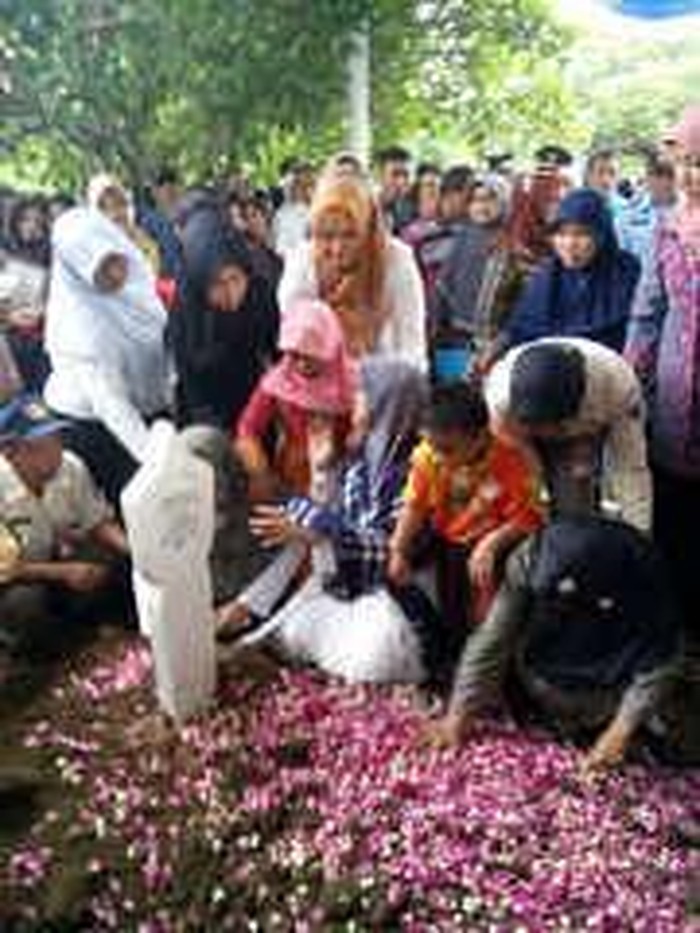 Air Mata dan Haru Rangkulan Istri ke Nisan di Pemakaman Letkol Marda