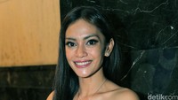 Masayu menyentuh penampilannya dengan clutch bag dari Gucci.