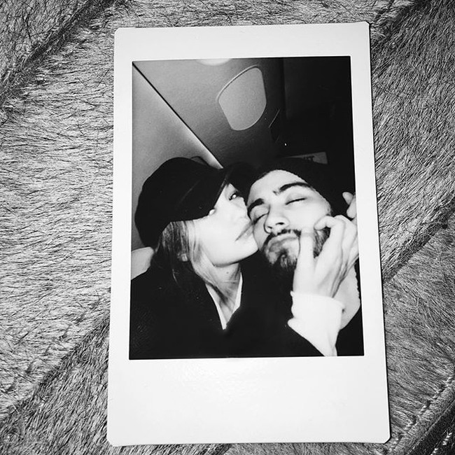 Ini menjadi momen pengumuman di Instagram pada Desember 2015. Mereka mengumumkan bahwa telah resmi pacaran.  Foto: Zayn Malik/Instagram