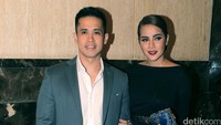 Serasinya Olla dan Aufar berpose di depan kamera.