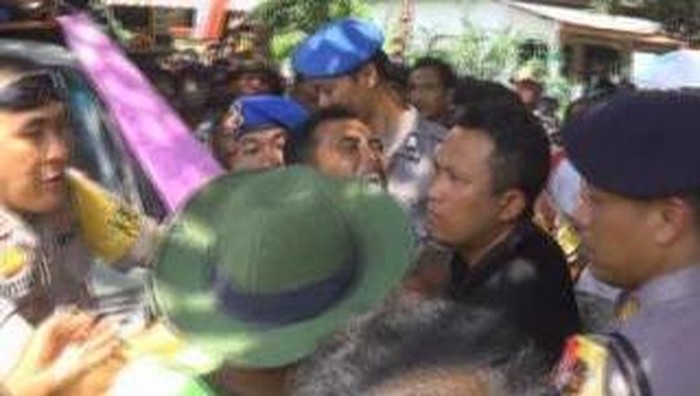 Bawa Keranda Mayat, Warga Tuntut Perangkat Desa yang Selingkuh Dicopot