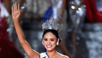 Pia melambaikan tangannya. Ethan Miller/Getty Images/detikFoto.