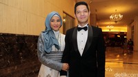 Tangan Alyssa terus melingkar di lengan sang suami.