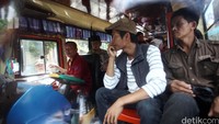 Suasana menumpang di bus metromini. Tampak metromini masih punya peminat di tahun 2015 seperti potret ini. Foto: Rachman Haryanto