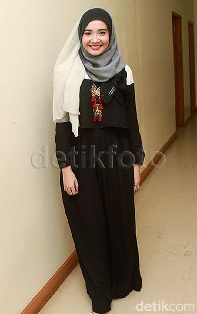 Gaya hijab yang ia kenakan pun menjadi lebih simple. Ia sering tampil memakai pashmina berbahan viscose dengan tambahan aksesori. Foto: Gus Mun