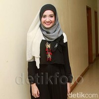 Gaya hijab yang ia kenakan pun menjadi lebih simple. Ia sering tampil memakai pashmina berbahan viscose dengan tambahan aksesori. Foto: Gus Mun