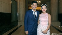 Glenn tampak gagah dengan setelan jas birunya dan Chelsea tampak cantik dengan dress pink bermotif floral.