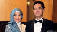 Dude tampil gagah dalam balutan jas bertuxedo hitam