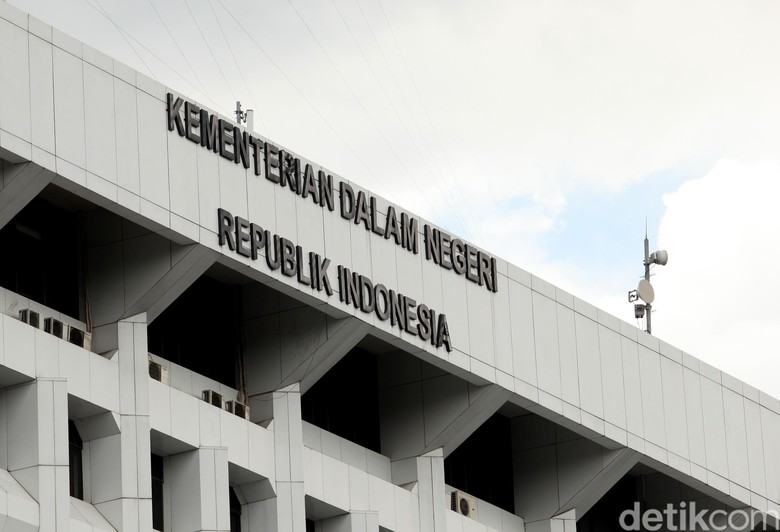 Geger Bupati Lantik Diri Sendiri Jadi Kepala Dinas Geger Bupati Lantik Diri Sendiri Jadi Kepala Dinas