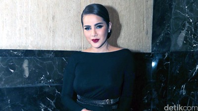 Olla Ramlan Sensual Bergaun Hitam