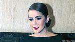 Olla Ramlan Sensual Bergaun Hitam