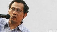Sri Bintang Pamungkas bersama sejumlah tokoh lain ditangkap polisi karena dugaan makar pada akhir tahun 2016 lalu. Dia menjalani pemeriksaan di Mako Brimob selama 20 jam dan akhirnya ditahan di Mapolda Metro Jaya. Dia disangka dengan Pasal 107 KUHP jo Pasal 110 KUHP dan Pasal 87 KUHP. (Foto: Ari Saputra)