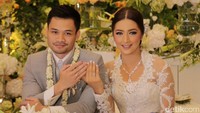 Reshi dan Nabila memamerkan cincin kawin mereka.