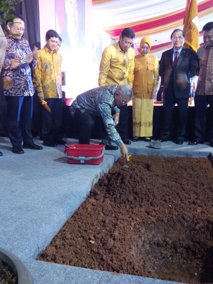 Mengapa Try Sutrisno yang Letakkan Batu Pertama Kantor Hanura?