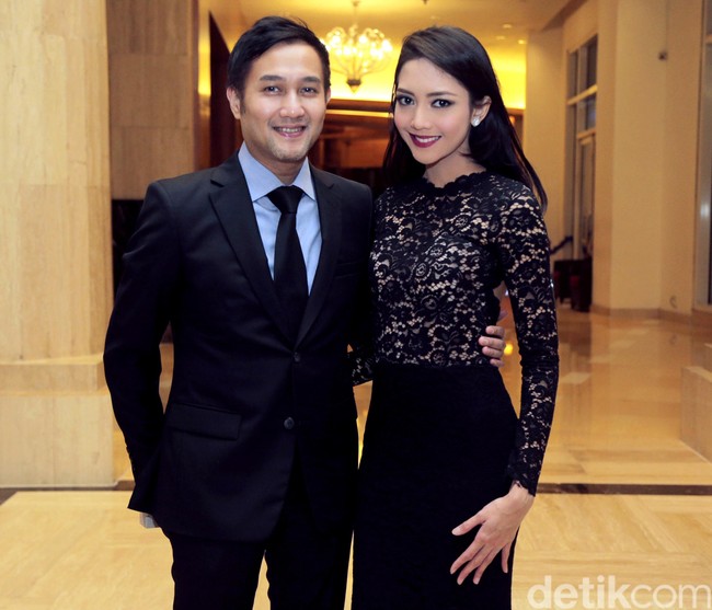 Sebagai pasangan selebriti, keduanya tak sungkan untuk memamerkan kemesraan di depan publik.  (Foto: Asep Syaifullah)