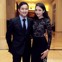 Sebagai pasangan selebriti, keduanya tak sungkan untuk memamerkan kemesraan di depan publik.  (Foto: Asep Syaifullah)