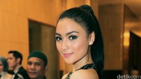 Citra tampil serba hitam di resepsi pernikahan Nabila Syakieb yang digelar akhir pekan lalu.