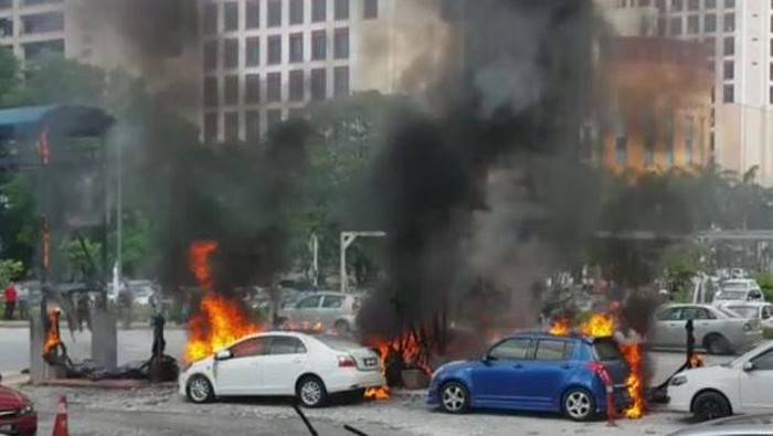 6 Mobil Terbakar Misterius di Area Parkir Dekat Stasiun Kereta di Malaysia