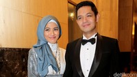 Alyssa seolah tak mau jauh dari Dude ketika difoto awak media.