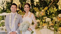 Nabila tampak cantik dalam balutan gaun pengantin putih yang menyapu lantai, sementara Reshi --sapaan akrab Reshwara-- gagah dibalutan setelan abu-abu.