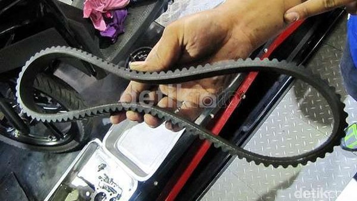 Drive belt yang menyalurkan tenaga dari mesin ke roda