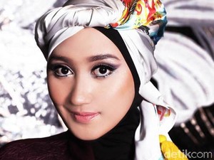 Cerita Dian Pelangi Bertemu dengan Model H&M Berhijab Pertama di London