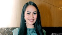 Kartika tampil dibalut busana yang menerawang.
