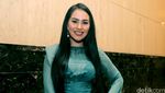 Penampilan Kartika Putri Bergaun Menerawang