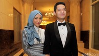 Alyssa terlihat cantik dalam hijab yang senada dengan gaunnya.