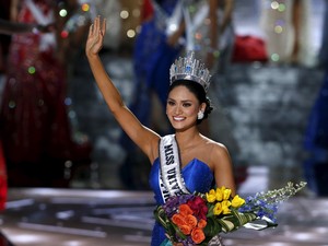 Diserang Miss Germany, Miss Universe 2015 Pamer Foto Pakai Mahkota