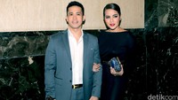 Keduanya terlihat mesra kala menghadiri acara tersebut.